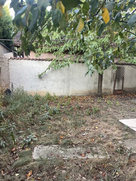 Prelungirea Ghencea, Margelelor, apartament si curte parter.