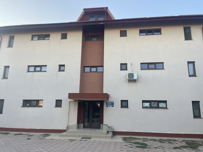 Prelungirea Ghencea, Margelelor, apartament si curte parter.